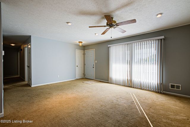 2213 High Pine Dr, Louisville, KY 40214