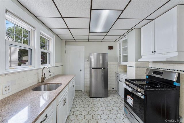 205 Roslyn Road, Mineola, NY 11501
