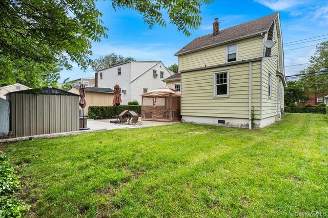 205 Roslyn Road, Mineola, NY 11501
