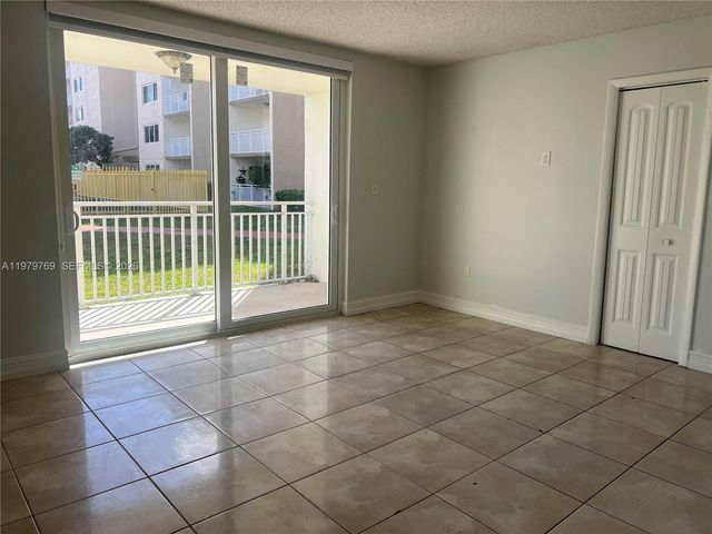 6950 Miami Gardens Dr 2-117, Hialeah, FL 33015