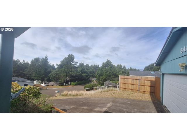 848 WECOMA Loop, Florence, OR 97439