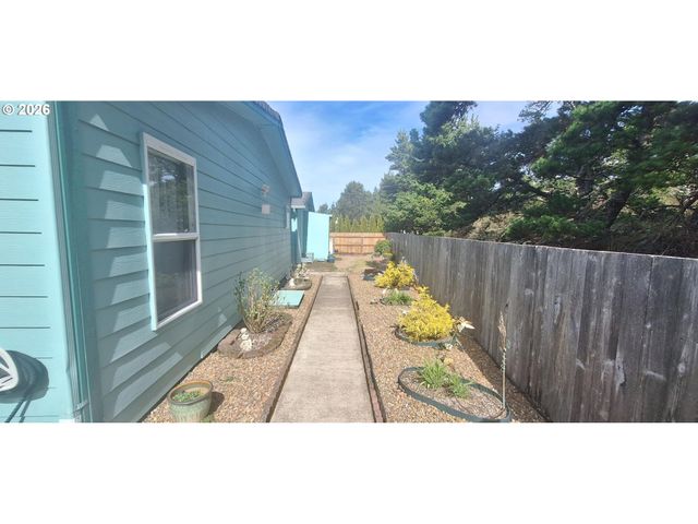 848 WECOMA Loop, Florence, OR 97439