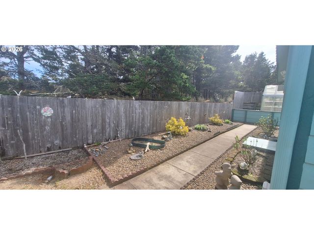 848 WECOMA Loop, Florence, OR 97439