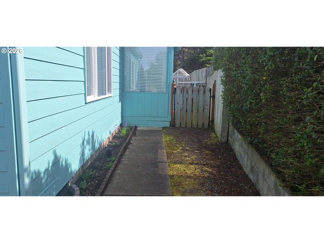 848 WECOMA Loop, Florence, OR 97439