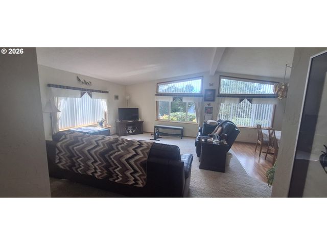 848 WECOMA Loop, Florence, OR 97439