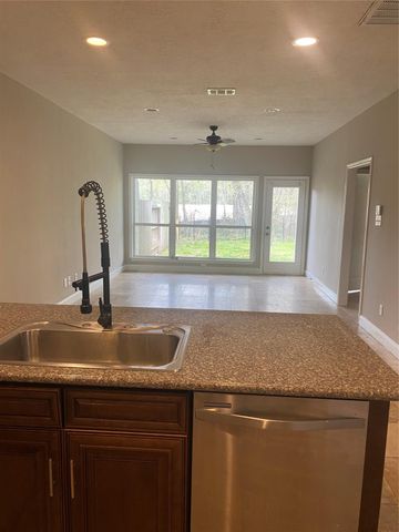 307 Covecrest Drive B, Houston, TX 77336