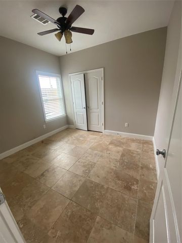 307 Covecrest Drive B, Houston, TX 77336