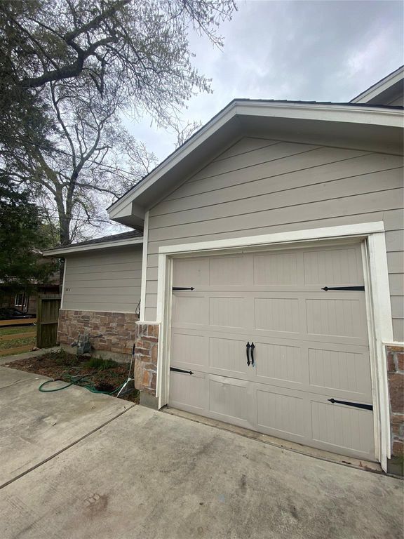 307 Covecrest Drive B, Houston, TX 77336