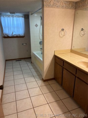 2305 W El Paso Court, Broken Arrow, OK 74012