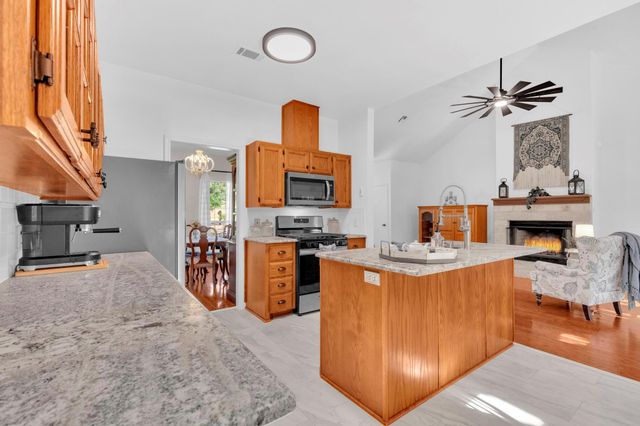 206 S Cowal DR, Spicewood, TX 78669