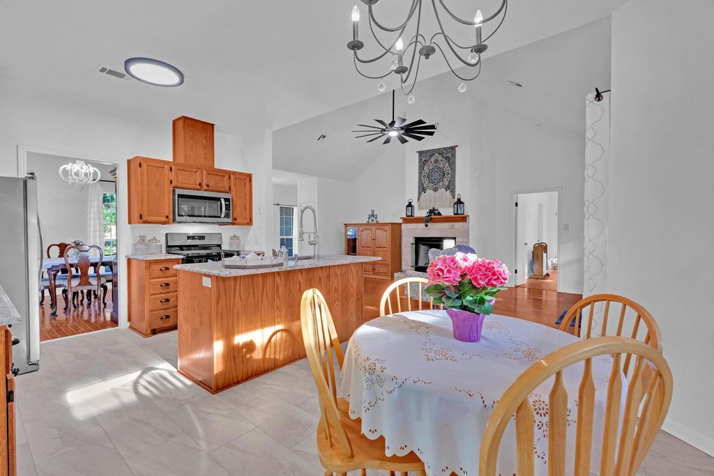 206 S Cowal DR, Spicewood, TX 78669