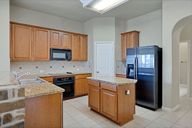 729 Red Elm Lane, Fort Worth, TX 76131