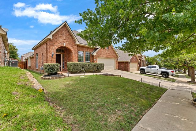 729 Red Elm Lane, Fort Worth, TX 76131