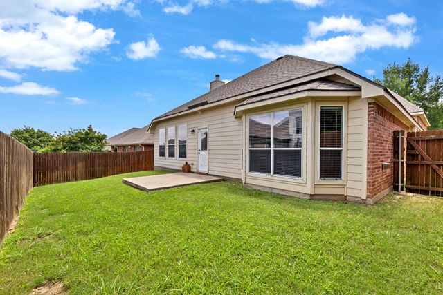 729 Red Elm Lane, Fort Worth, TX 76131