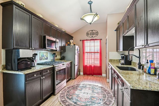 1102 N Gaines Street, Ennis, TX 75119