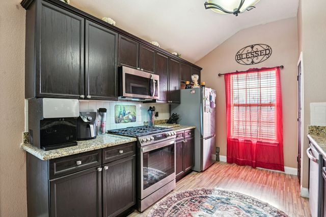 1102 N Gaines Street, Ennis, TX 75119