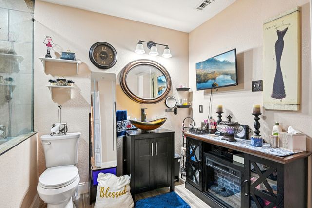 1102 N Gaines Street, Ennis, TX 75119