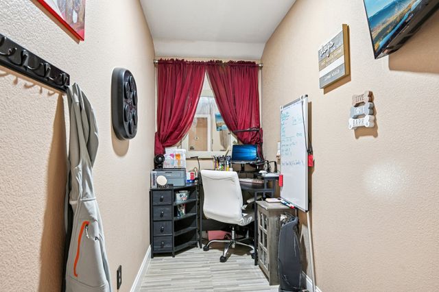 1102 N Gaines Street, Ennis, TX 75119