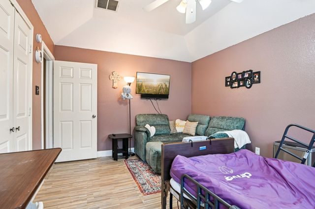 1102 N Gaines Street, Ennis, TX 75119