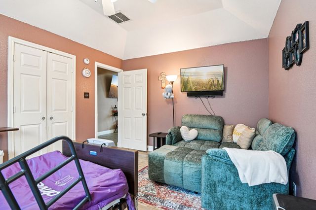 1102 N Gaines Street, Ennis, TX 75119