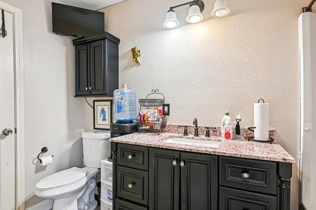 1102 N Gaines Street, Ennis, TX 75119