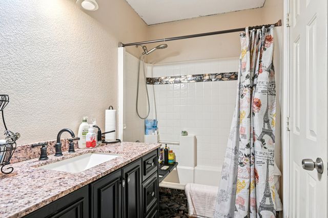 1102 N Gaines Street, Ennis, TX 75119