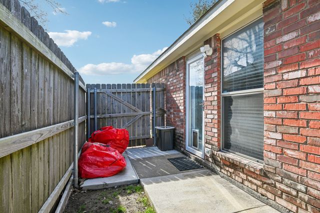 1102 N Gaines Street, Ennis, TX 75119