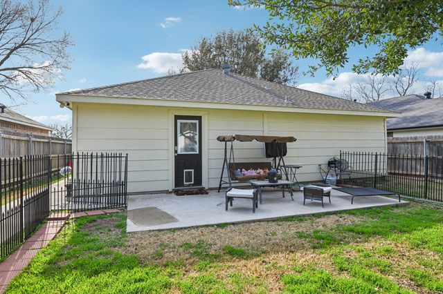 1102 N Gaines Street, Ennis, TX 75119