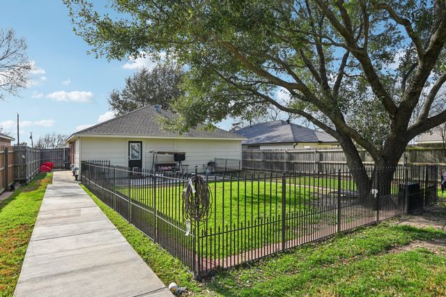 1102 N Gaines Street, Ennis, TX 75119