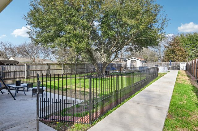 1102 N Gaines Street, Ennis, TX 75119