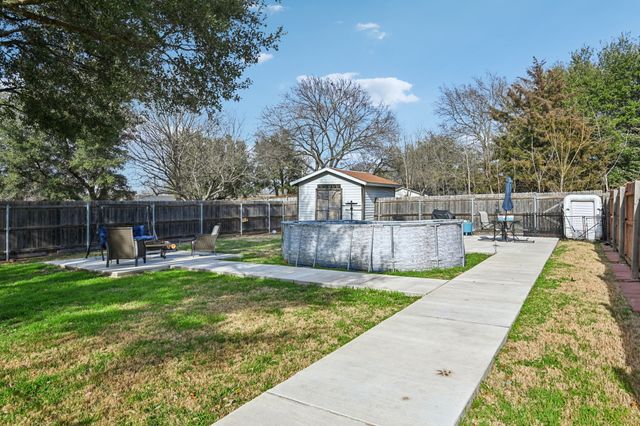 1102 N Gaines Street, Ennis, TX 75119