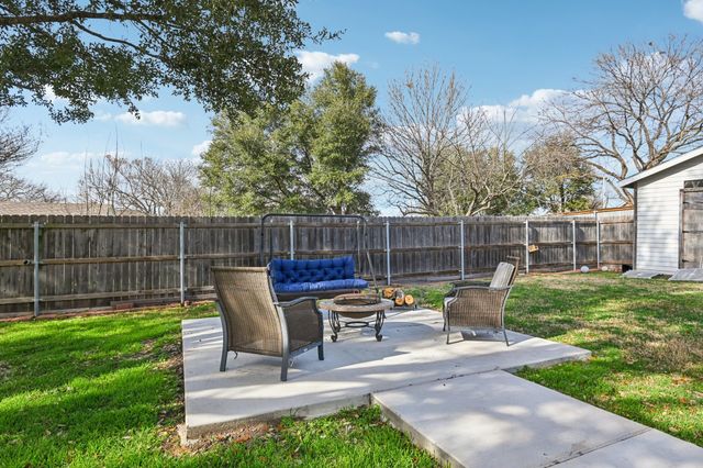 1102 N Gaines Street, Ennis, TX 75119