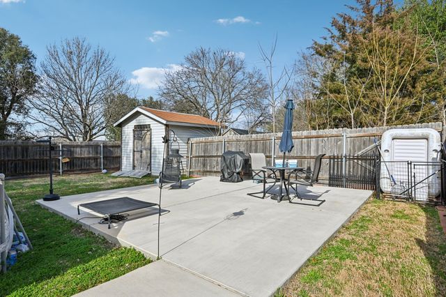 1102 N Gaines Street, Ennis, TX 75119