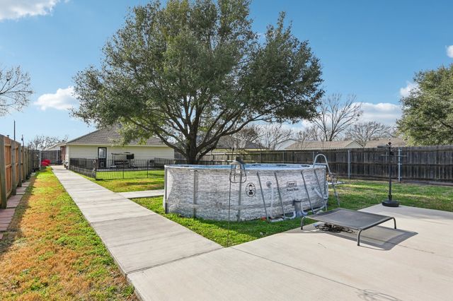 1102 N Gaines Street, Ennis, TX 75119