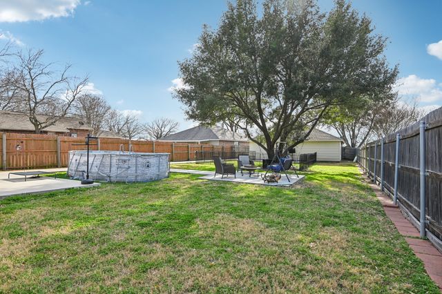 1102 N Gaines Street, Ennis, TX 75119