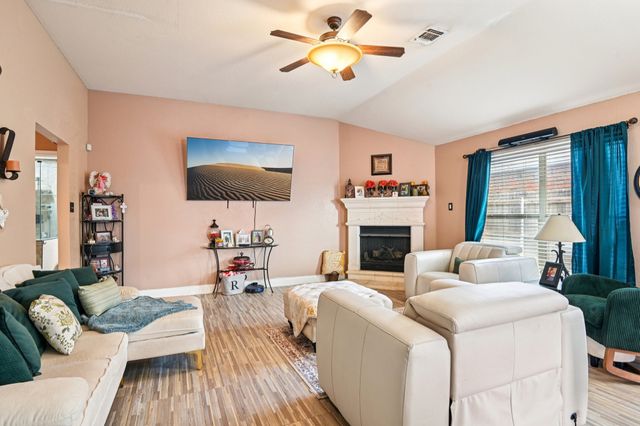 1102 N Gaines Street, Ennis, TX 75119