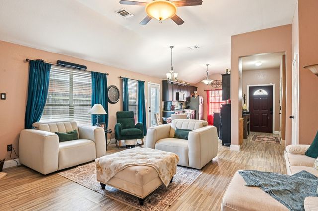 1102 N Gaines Street, Ennis, TX 75119