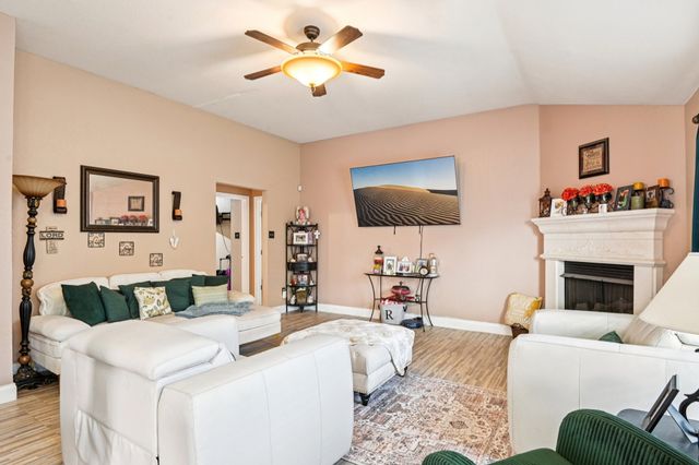 1102 N Gaines Street, Ennis, TX 75119