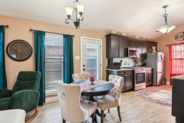 1102 N Gaines Street, Ennis, TX 75119