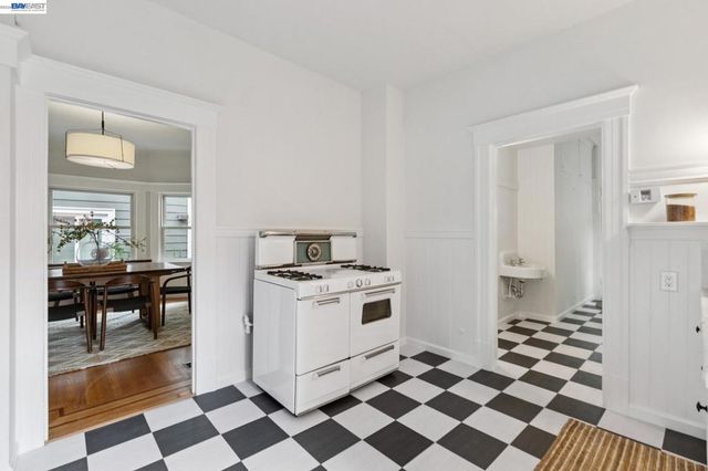 2607 Alcatraz Ave, Berkeley, CA 94705