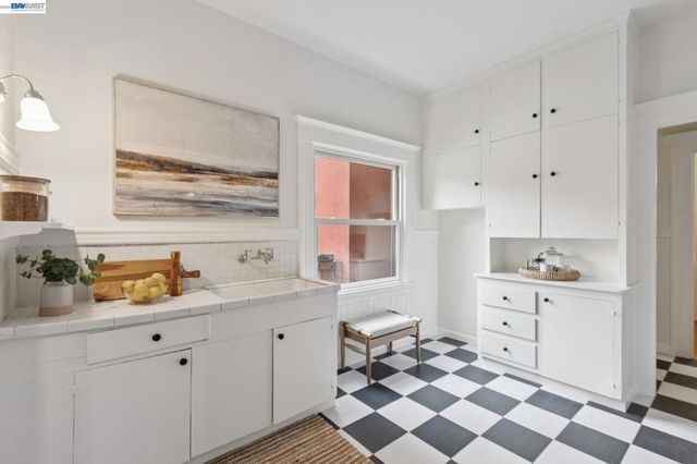 2607 Alcatraz Ave, Berkeley, CA 94705