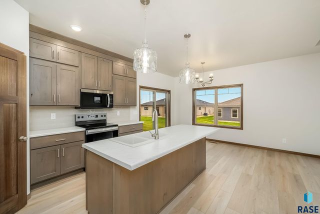 2409 E Tinley St Street, Brandon, SD 57005