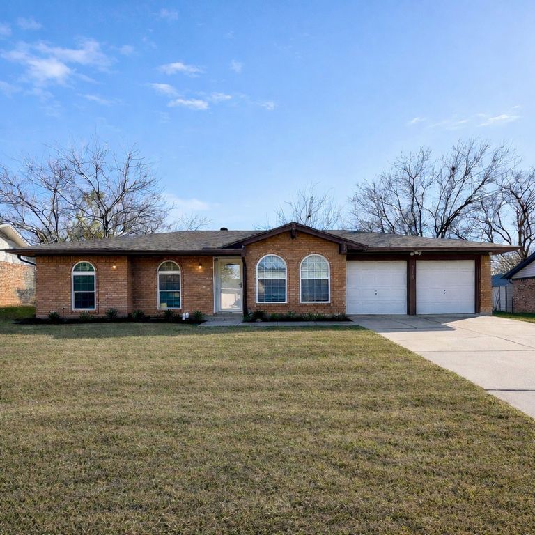 318 NE Michael Drive, Burleson, TX 76028