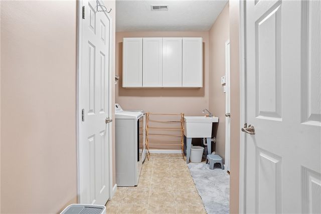 751 Marigold Ct, Collier Twp, PA 15017