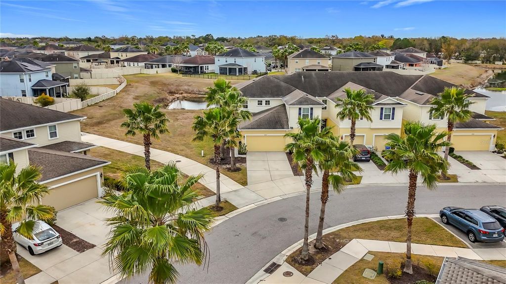 Image 4 of property listing at 10927 VERAWOOD DRIVE, Riverview, FL 33579