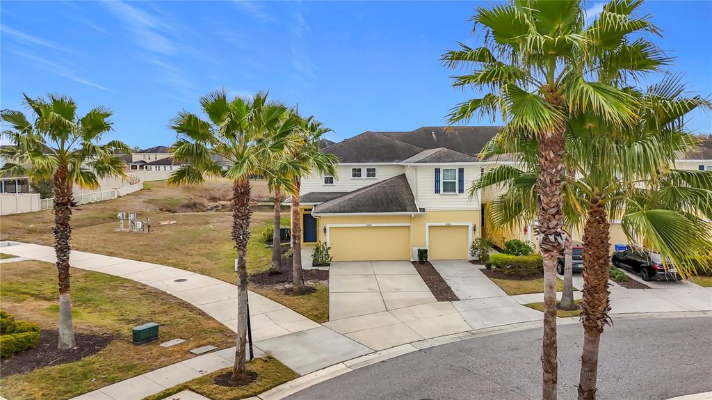 Image 5 of property listing at 10927 VERAWOOD DRIVE, Riverview, FL 33579