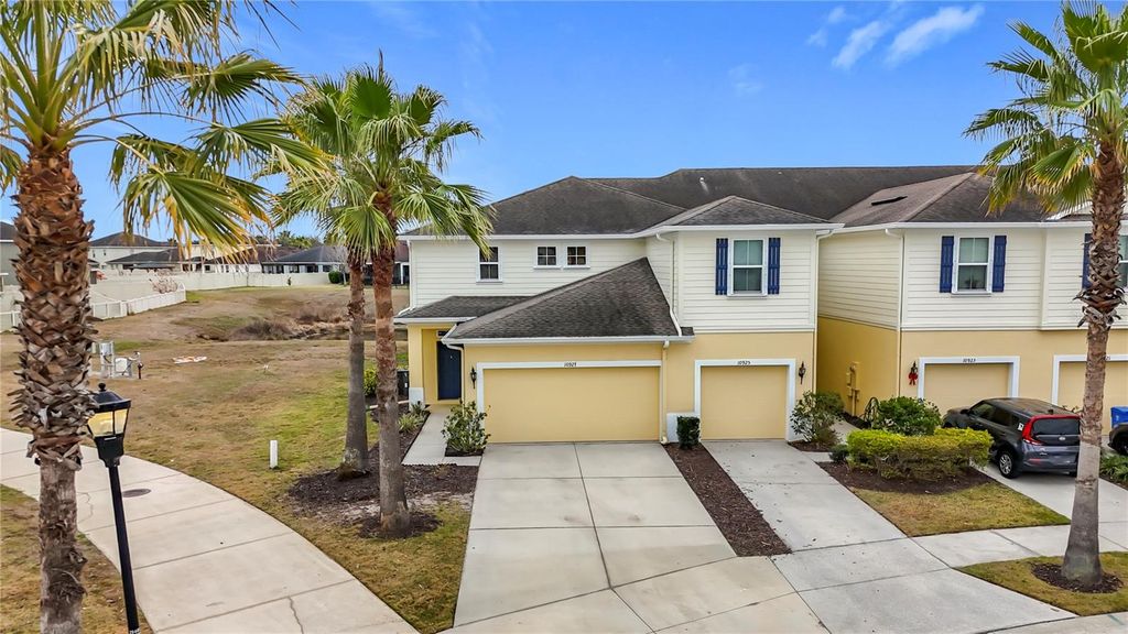 Image 6 of property listing at 10927 VERAWOOD DRIVE, Riverview, FL 33579