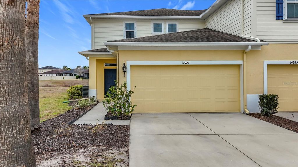 Image 10 of property listing at 10927 VERAWOOD DRIVE, Riverview, FL 33579