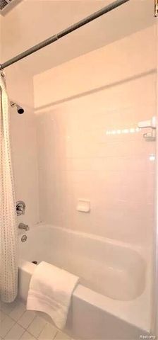 2445 Torquay Avenue 211, Royal Oak City, MI 48073