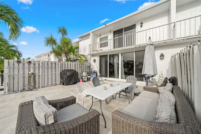 613 NE 26th Ave 613, Hallandale Beach, FL 33009